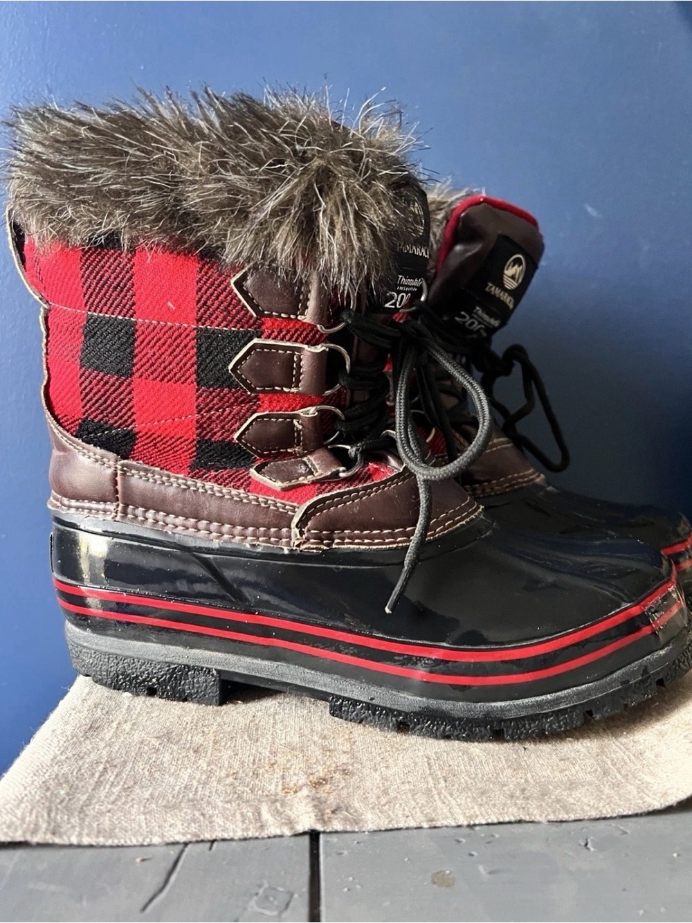 Tamarack Winter Duck Boots Size 7 Black Red Plaid Faux Fur 200g Thinsulate